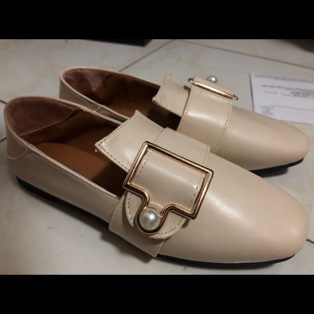 White loafer flats size 37